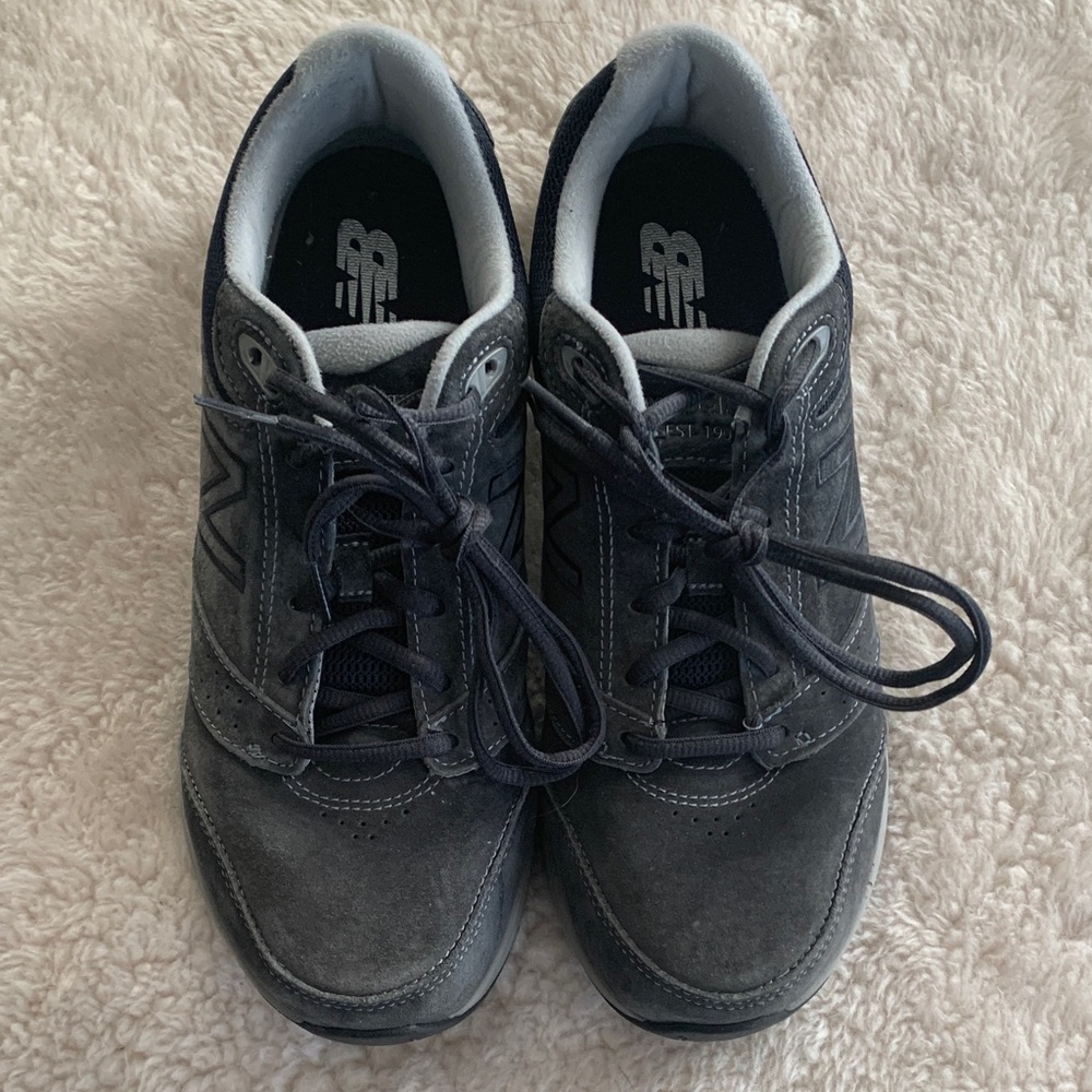 New Balance 928v3 gray suede walking shoes; comfy!
Women’s size 10
In gr8 shape